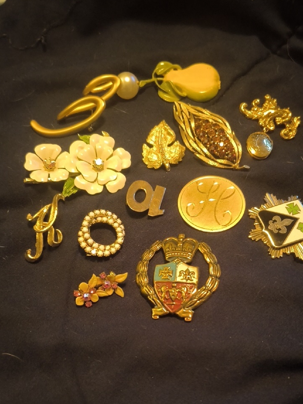 Gold-Tone Floral and Crest Brooch Assortment - Gold and Cream